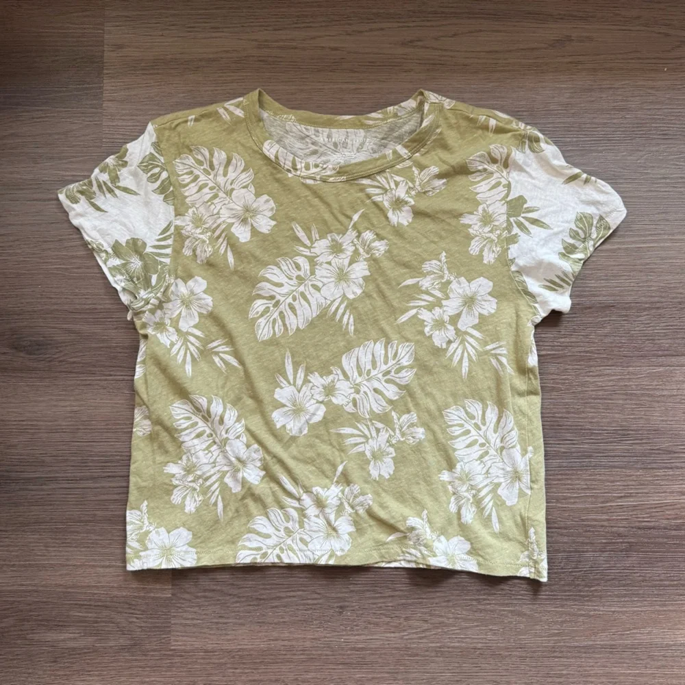 American‎ Eagle Outfitters Green and White Floral Top